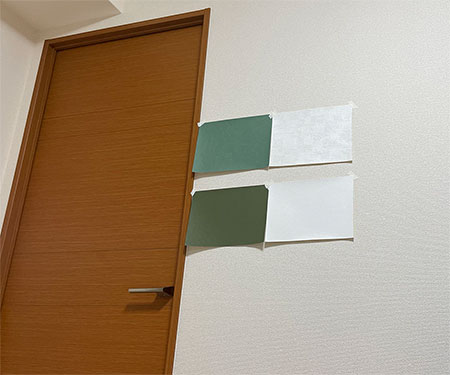 サンプルを張って壁紙の色味をチェック