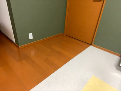 サンプルを張って壁紙の色味をチェック